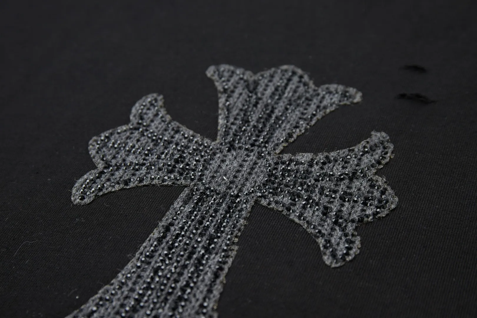 🅿️220 ✨CH✨🆕25SS Spring and Summer New Style Croix Heart ✝ Shelf logo patch hot rhinestone short sleeves Light luxury essential item for daily commuting for men and women Correct version Welcome to compare Detailed features · 260g 100% pure cotton double yarn jersey fabric · Special thickened 32 pieces of double-stranded 1X1 thread in the same vat · Double-needle stitching across seams · Original main mark, washed tag, brand moisture-proof paper packaging Color: white/black/grey Size: S/M/L/XL